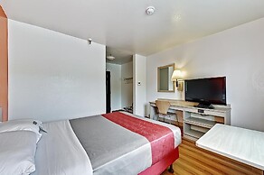 Motel 6 Glenview, IL - Chicago North