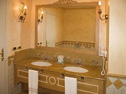 Vip's Motel Luxury Accommodation & Spa