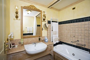 Vip's Motel Luxury Accommodation & Spa