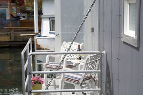 A Float Home B&B in Fisherman’s Wharf