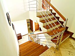 De Bukit Dago Villa by HouseinBandung