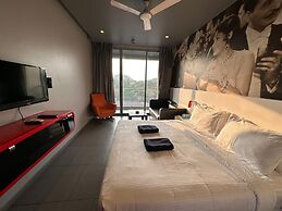 SinQ Party Hotel