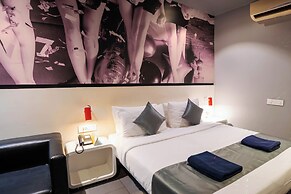 SinQ Party Hotel