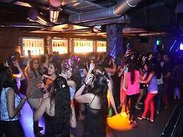 SinQ Party Hotel