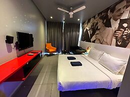 SinQ Party Hotel