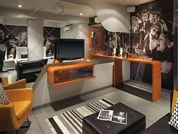 SinQ Party Hotel