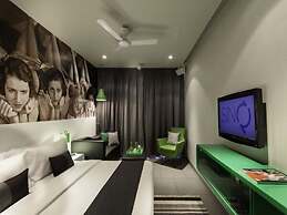 SinQ Party Hotel