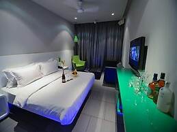 SinQ Party Hotel