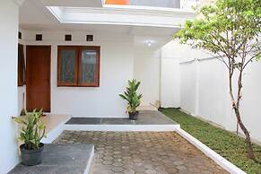 De Nuansa Dago Villa by HouseinBandung