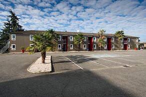 Brit Hotel Essentiel Pau Lescar