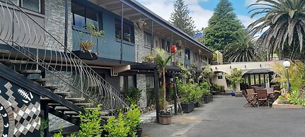 Waterfalls Estate - Motel & Campground
