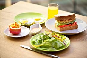 FX INN Kaohsiung Zhonghua Road Branch