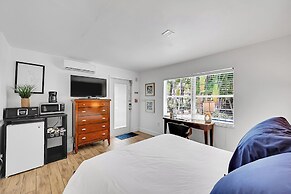 Inn On The Drive ( Adults Only)