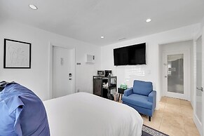 Inn On The Drive ( Adults Only)