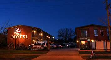 Ploughmans Motor Inn