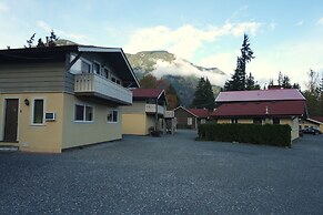 Swiss Chalets Motel