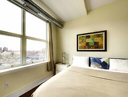 Pelicanstay near Holland Tunnel