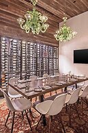 Le Méridien Columbus, The Joseph