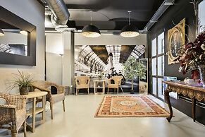 Fira Centric Apartments by gaiarooms