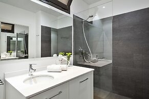 Fira Centric Apartments by gaiarooms