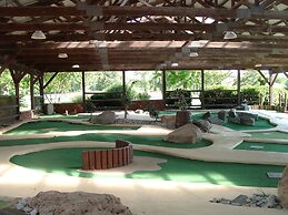 Circle M RV & Camping Resort - Caravan Park