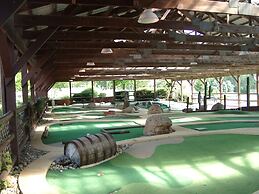 Circle M RV & Camping Resort - Caravan Park