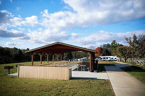 Circle M RV & Camping Resort - Caravan Park