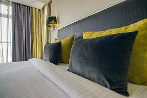 Cloud Hotel & Suites