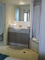 BASE Holidays - Ettalong Beach Premium Apartments