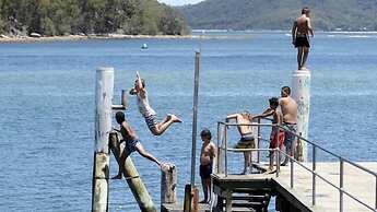 BASE Holidays - Ettalong Beach Premium Apartments