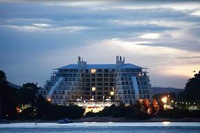 BASE Holidays - Ettalong Beach Premium Apartments