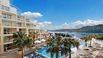 BASE Holidays - Ettalong Beach Premium Apartments