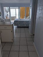 Traders Inn Beach Club