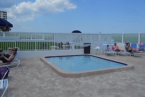 Traders Inn Beach Club