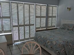 Traders Inn Beach Club