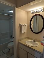 Traders Inn Beach Club