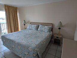 Traders Inn Beach Club