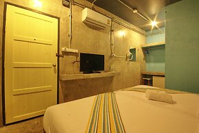 Seabox Khaolak Hostel