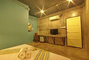 Seabox Khaolak Hostel