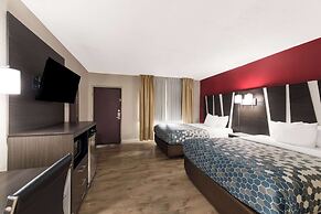 Econo Lodge Inn & Suites On The River