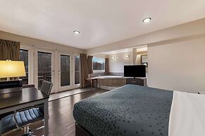 Econo Lodge Inn & Suites On The River