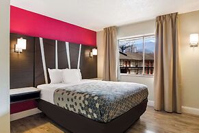 Econo Lodge Inn & Suites On The River