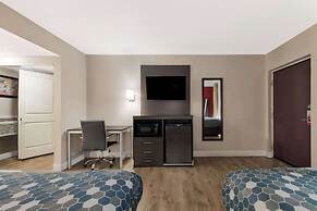 Econo Lodge Inn & Suites On The River