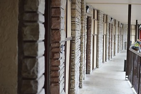 Econo Lodge Inn & Suites On The River