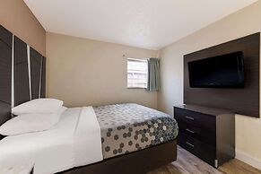 Econo Lodge Inn & Suites On The River