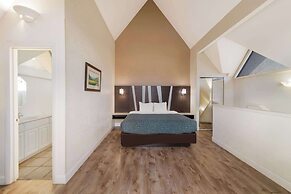 Econo Lodge Inn & Suites On The River