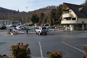 Econo Lodge Inn & Suites On The River