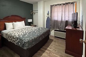 Econo Lodge Inn & Suites On The River