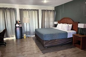 Econo Lodge Inn & Suites On The River