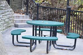 Econo Lodge Inn & Suites On The River